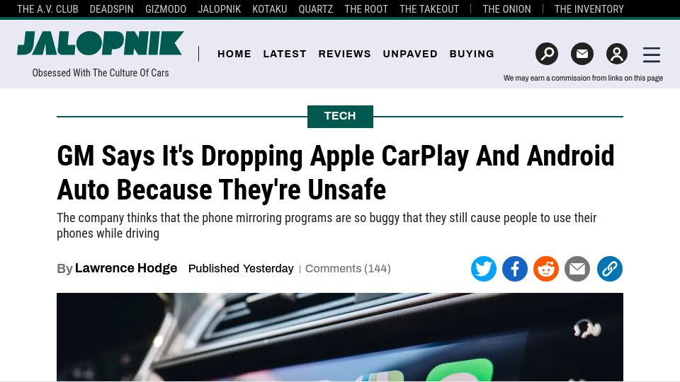 Screenshot of jalopnik.com: GM says it's dropping Apple CarPlay and Android Auto because they're unsafe