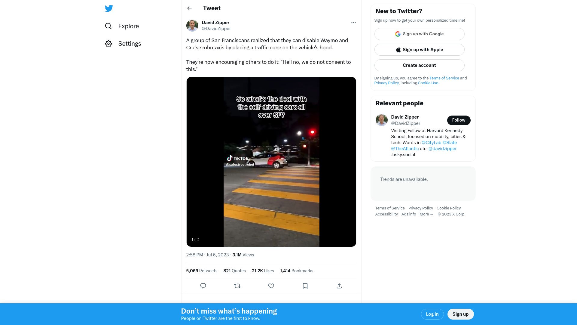Screenshot of twitter.com: San Franciscans disable robotaxis by placing a traffic cone on the hood
