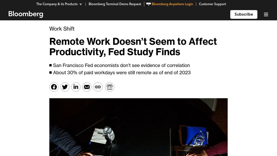 Screenshot of bloomberg.com: Remote work doesn't seem to affect productivity, Fed study finds