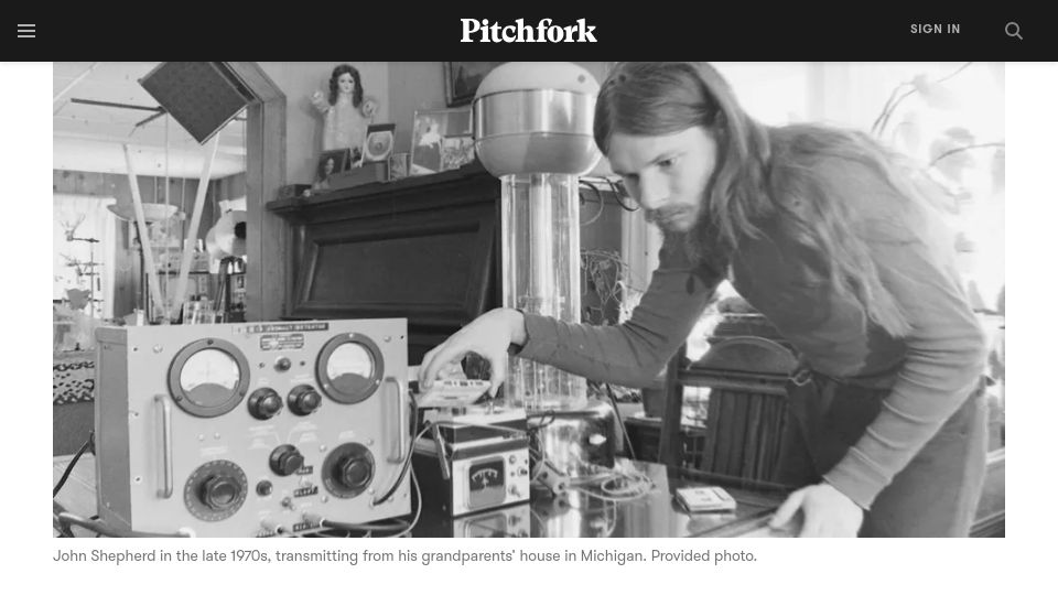 Screenshot of pitchfork.com: A man who used music to try to lure aliens to earth (2020)