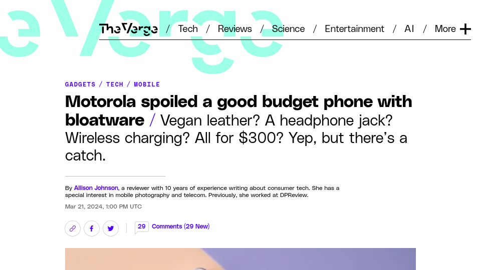 Screenshot of theverge.com: Motorola spoiled a good budget phone with bloatware