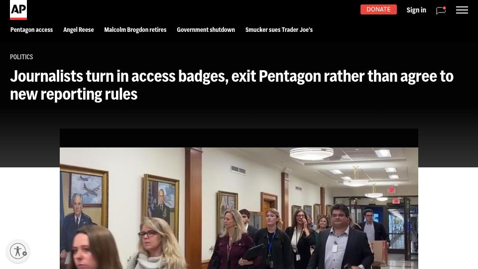 Screenshot of apnews.com: Journalists turn in access badges, exit Pentagon rather than agreeing new rules