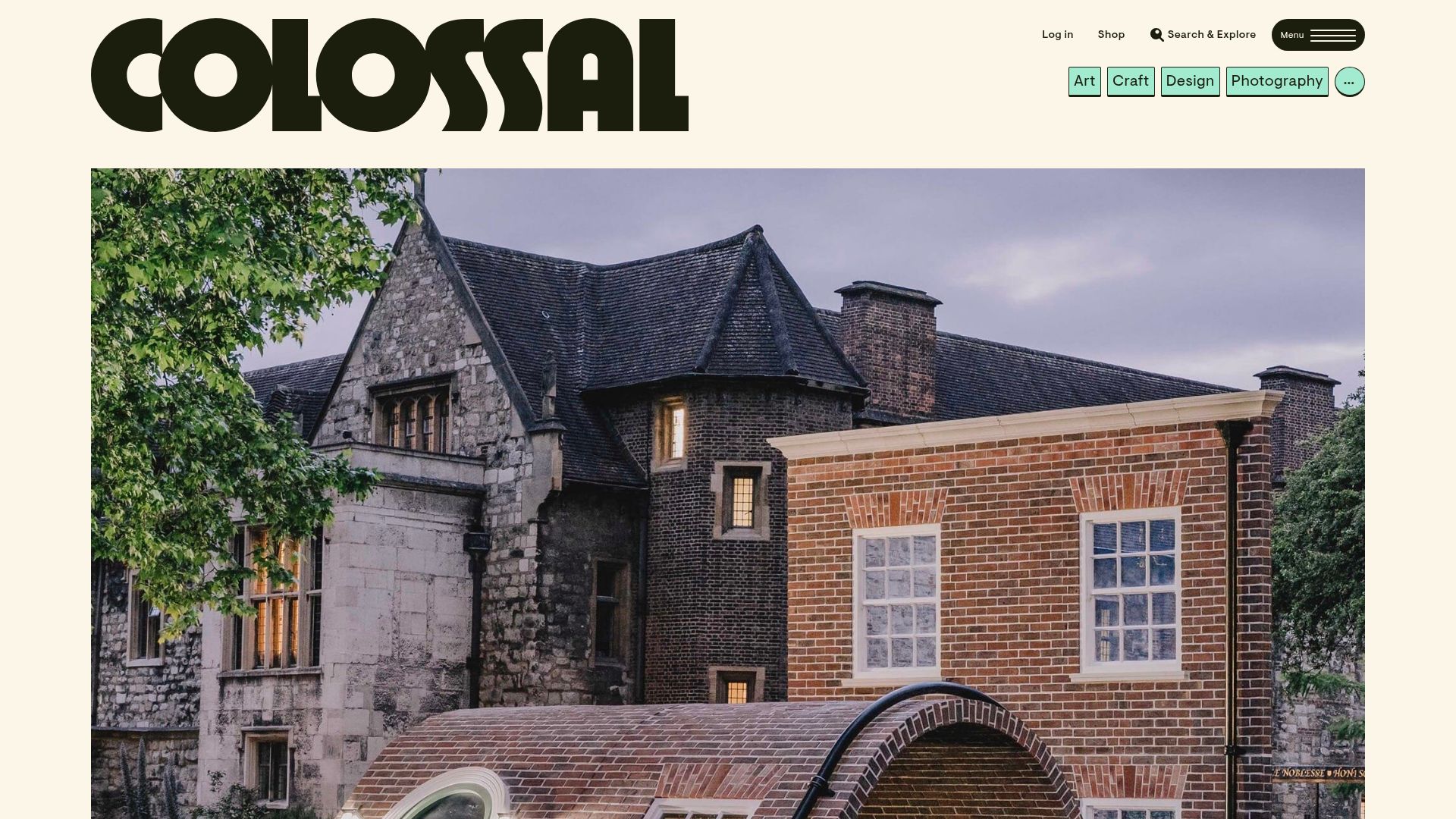Screenshot of thisiscolossal.com: A Rippling Townhouse Facade by Alex Chinneck Takes a Seat in a London Square